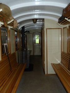 Frankfurter Feldbahnmuseum - Innenraum eines sehr schön aufgearbeiteten Wagens