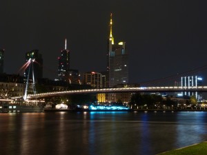 Holbeinsteg und Skyline von Frankfurt am Main