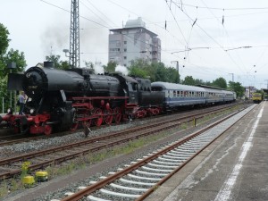 Mit Volldampf in den Taunus - Zug der HE steht abfahrbereit im Bahnhof von Frankfurt am Main Höchst