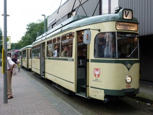 Historischer Straßenbahnzug an der Endhaltestelle in Schwanheim