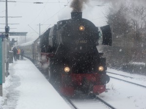 52 4867 mit „Rüdesheimer Christkind” abfahrbereit im Bahnhof Frankfurt-Griesheim