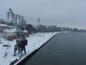 Blick von der Leunabrücke auf das Mainufer im Frankfurter Stadtteil Höchst