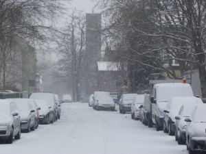 Winter in der kleinen unbedeutenden Straße im Westen von Frankfurt am Main
