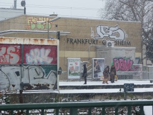 Bahnhof-Griesheim im vorweihnachtlichen Schneetreiben