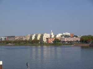 Frankfurt am Main Sachsenhausen, Mainufer westlich der Friedensbrücke