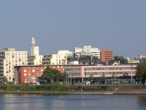 Frankfurt am Main Sachsenhausen, Mainufer westlich der Friedensbrücke, Henninger-Turm im Hintergrund