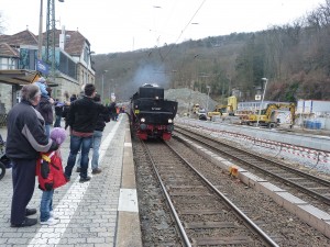 52 4867 läuft mit Verspätung in den Eppsteiner Bahnhof ein