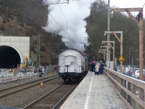 Der Dampfsonderzug verschwindet im alten Eppsteiner Tunnel