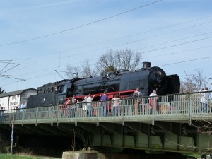 Schnellzugdampflokomotive quert die Nidda bei Frankfurt am Main Rödelheim