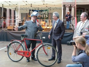Ein Rotfabriker begrüßt Peter Feldmann, den Oberbürgermeister von Frankfurt am Main.