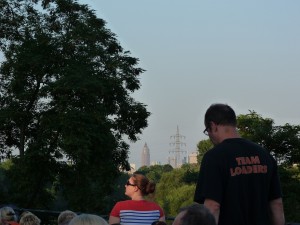 Warten auf die Shorts - Skyline von Frankfurt im Hintergrund