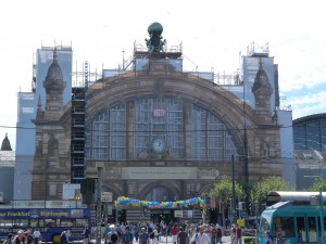 Hauptportal des Frankfurter Hauptbahnhofs. Die Fassade des Hauptportals wird zum Zeitpunkt des 125-jährigen Jubiläums restauriert.