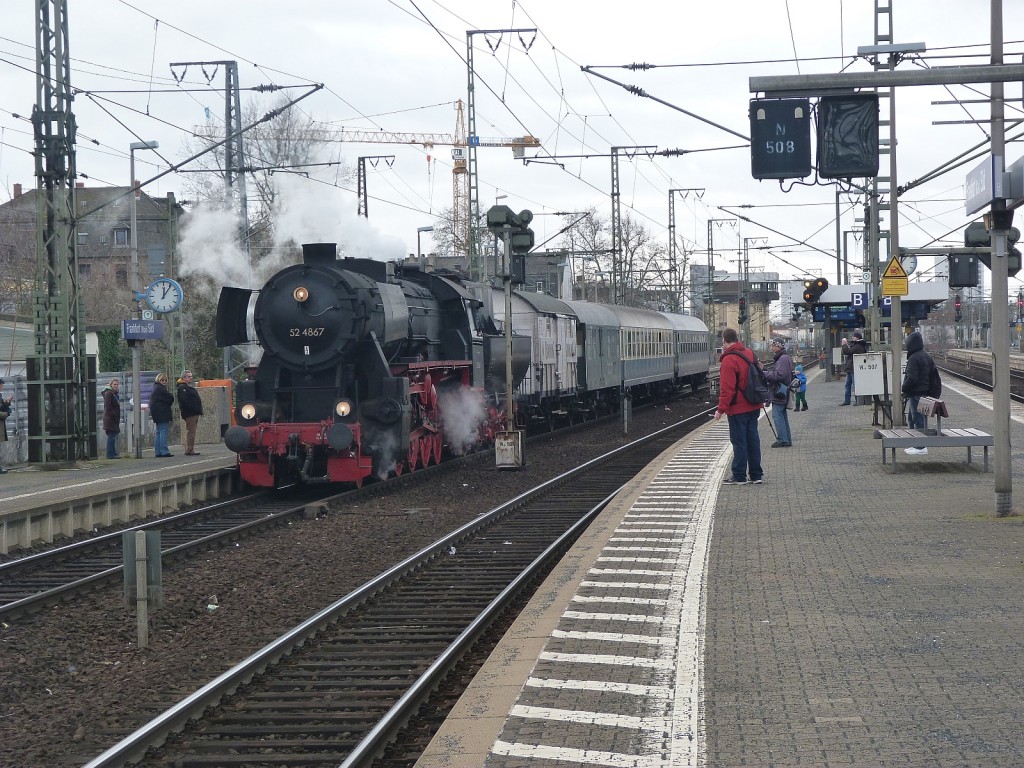 52 4867 auf Gleis 9 des Frankfurter Südbahnhofs
