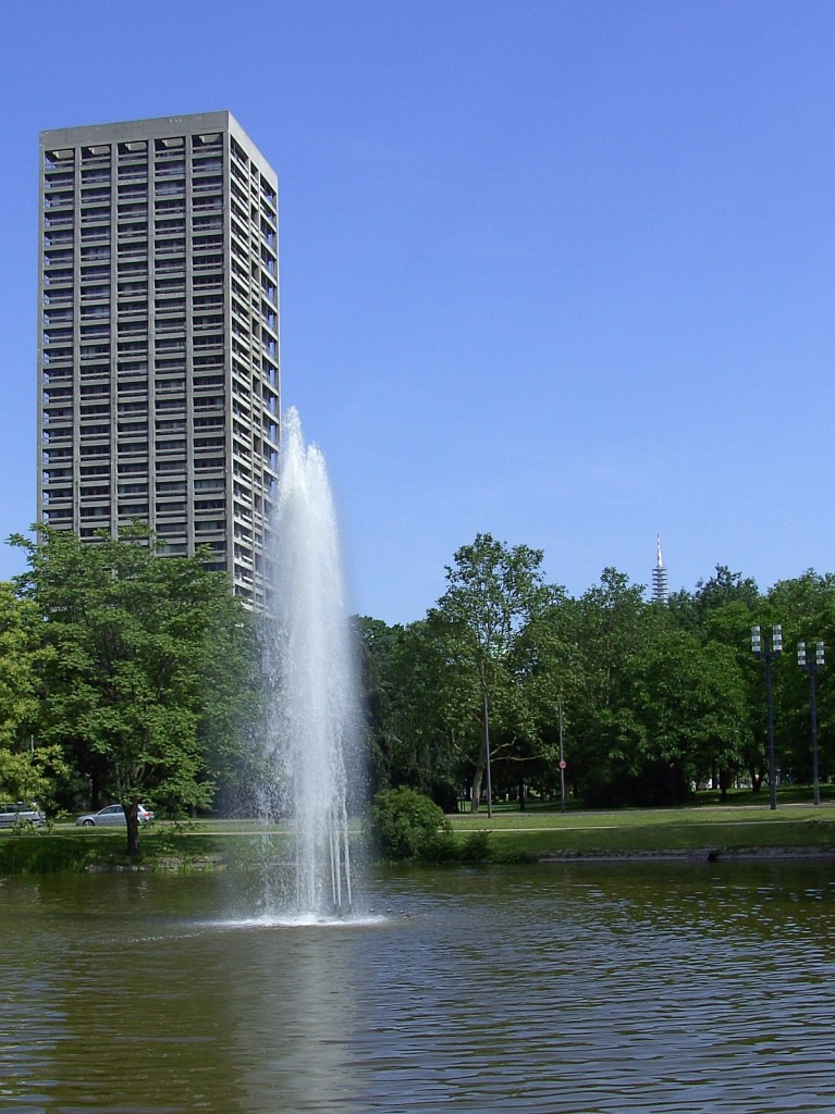 Der AfE-Turm auf dem alten Campus der Johann-Wolfgang-Goethe-Universität in Frankfurt am Main im Sommer 2009.