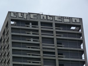 In Frankfurt am Main ist Elfenbein auch nur aus Beton - der AfE-Turm vor der Sprengung