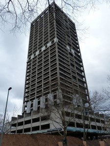 Der AfE-Turm auf dem alten Campus der Johann-Wolfgang-Goethe-Universität in Frankfurt am Main vor der Sprengung im Februar 2014