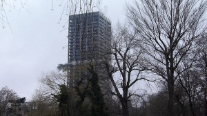 Der AfE-Turm in Frankfurt am Main während der Sprengung (1)