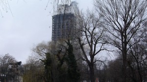 Der AfE-Turm in Frankfurt am Main während der Sprengung (2)