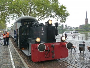 Kleindiesellokomotive (Kö) der Historischen Eisenbahn Frankfurt e.V. am Eisernen Steg in Frankfurt am Main