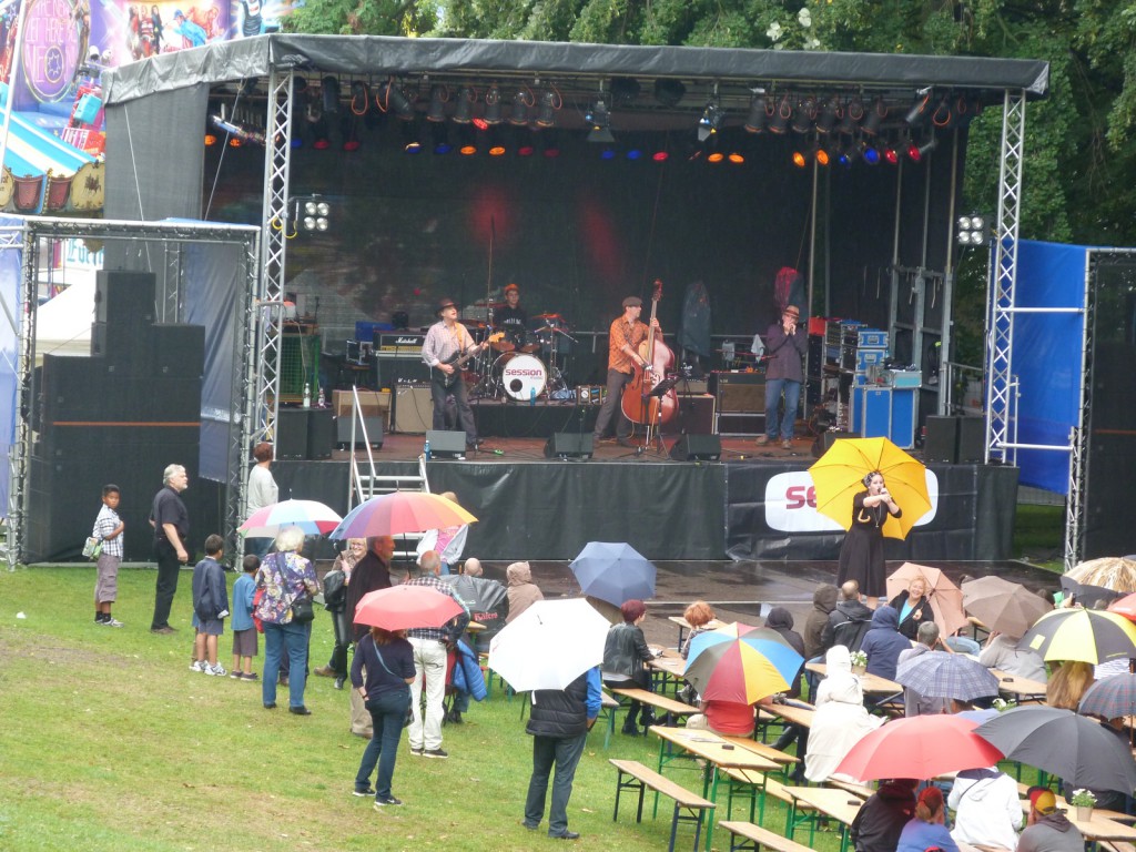 Unterm gelben Regenschirm: Die Sängerin der Band Miss