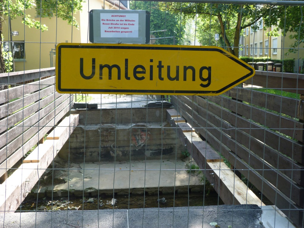 Die Fußgängerbrücke über den Liederbach auf Höhe der Wilhelm-Roser-Straße ist derzeit gesperrt.