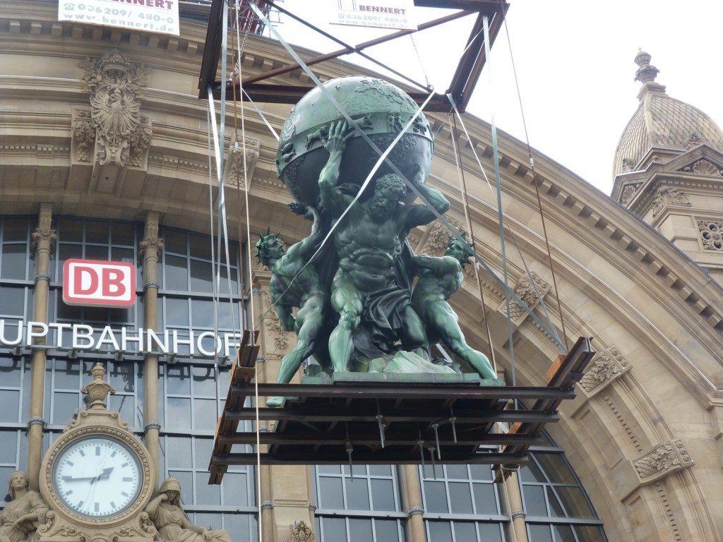 Figurengruppe des Atlas vor dem Hauptbahnhof Frankfurt am Main
