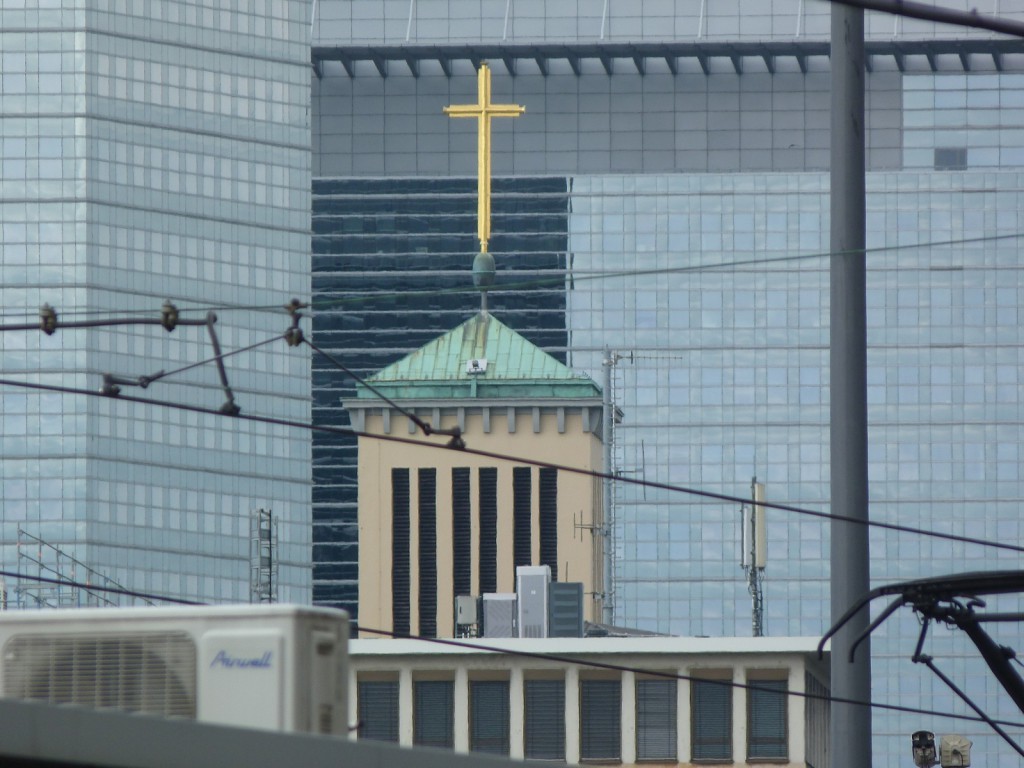 Turm und Kreuz der Matthäuskirche in Frankfurt am Main