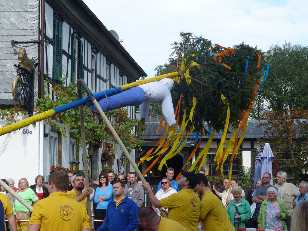 Aufstellen des Kerbebaumes Ecke Liederbacher Straße und Wagengasse