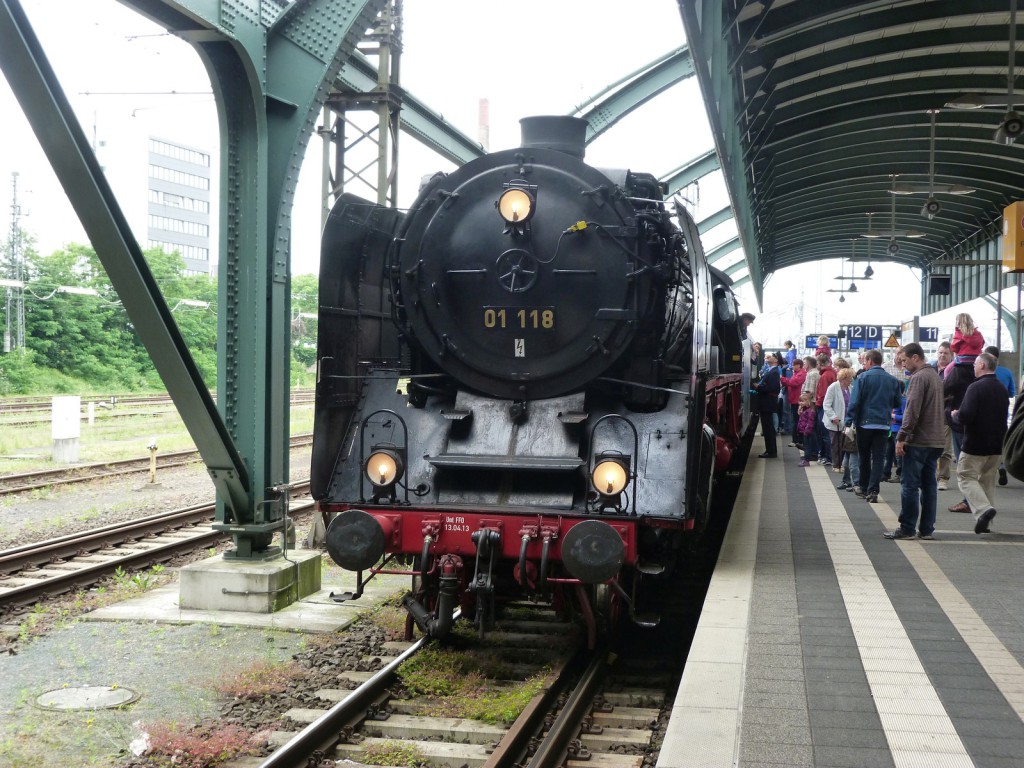 Darmstadt Hbf Gleis 12 - 01 118 kurz vor der Abfahrt nach Weinheim und Neustadt an der Weinstraße