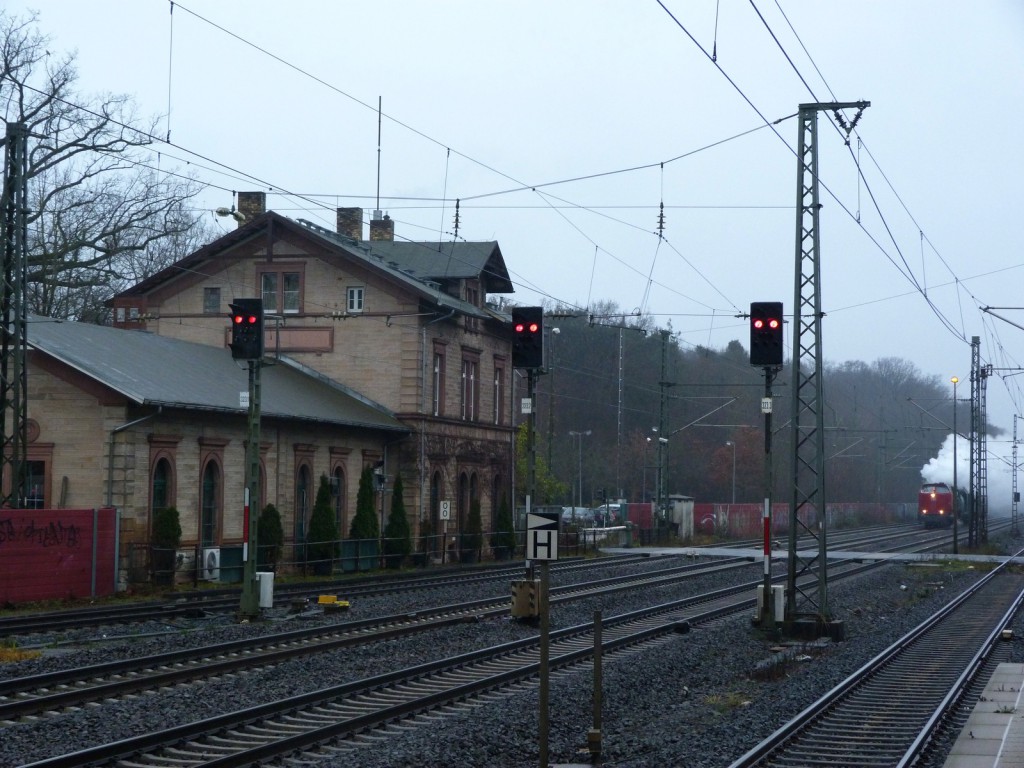 Eine dampfende Diesellokomotive? Nein, Diesellokomotive V 122 und Dampflokomotive 184 DME vor einem kurzen Zug