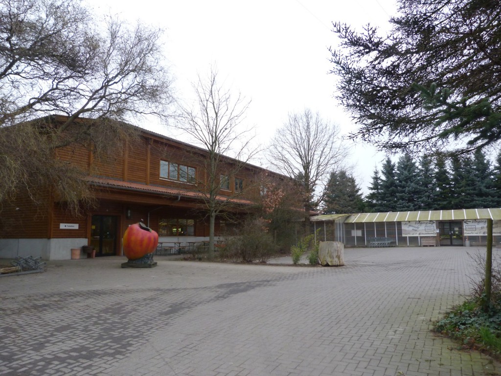 Bauernmarkt und Parkplatz des Elisabethenhofs in Frankfurt am Main Unterliederbach