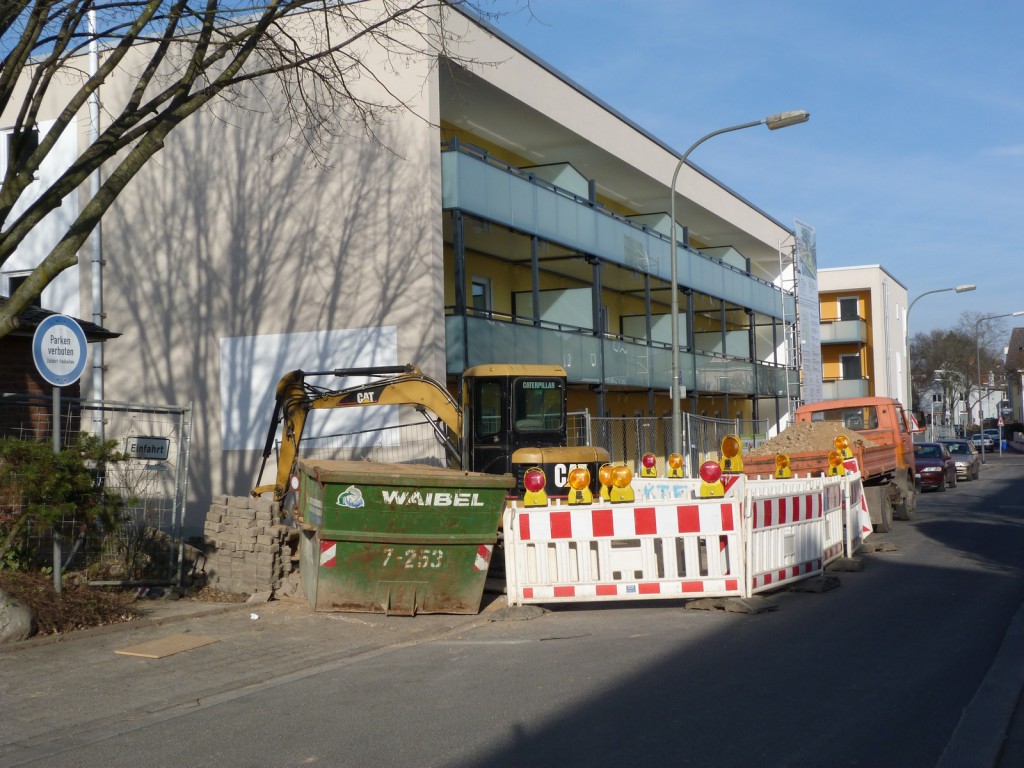 Garten-Carré Unterliederbach, Straßenfront Chattenweg