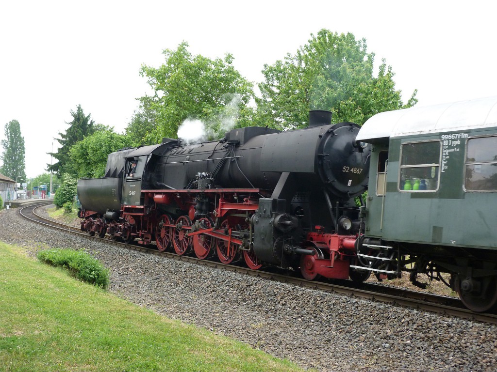 Die schwere Güterzugdampflokomotive 52 4867 der Historischen Eisenbahn Frankfurt e.V. (HEF) kurz vor dem Haltepunkt Unterliederbach