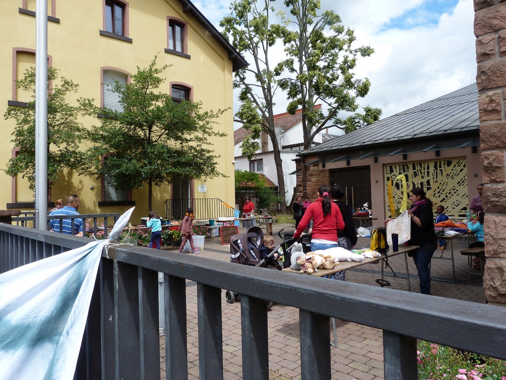 Flohmarkt im Hof der katholischen Kirche St.Johannes Apostel in Frankfurt am Main Unterliederbach