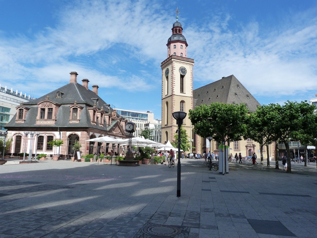 Hauptwache und Katharinenkirche an einem sonnigen Sonntagnachmittag