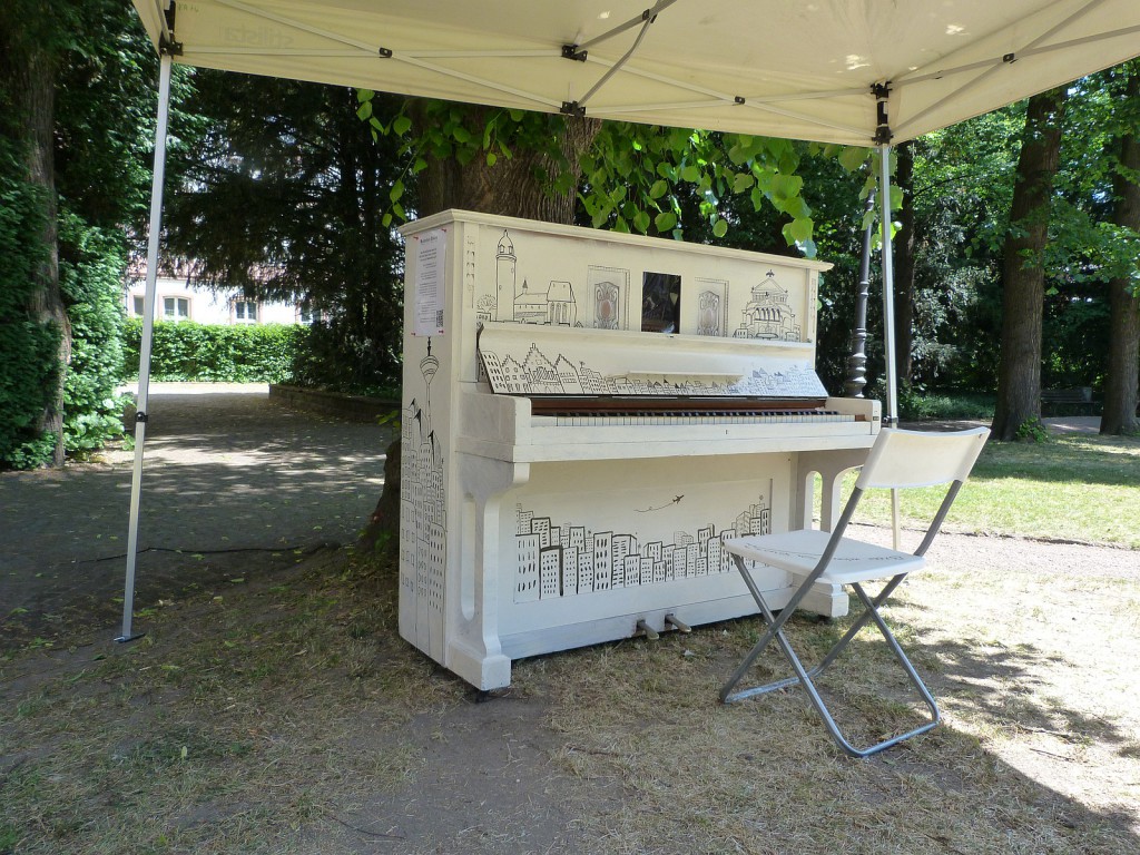 Klavier im Garten des Bolongaropalasts