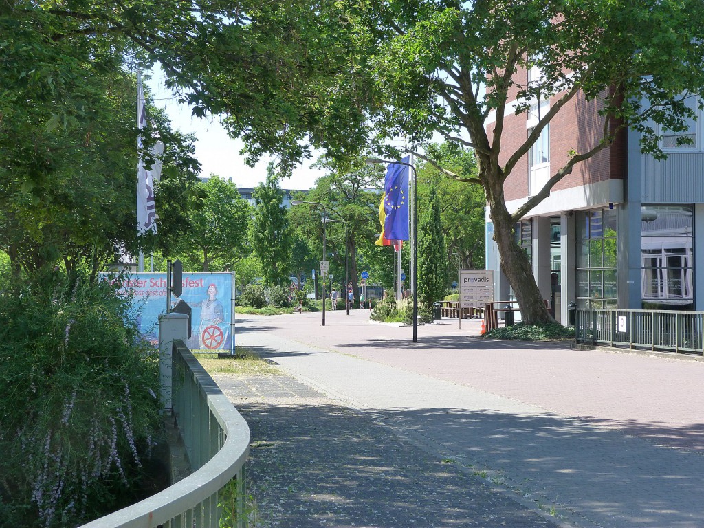 Fuß-und Radwege vor dem Industriepark Höchst