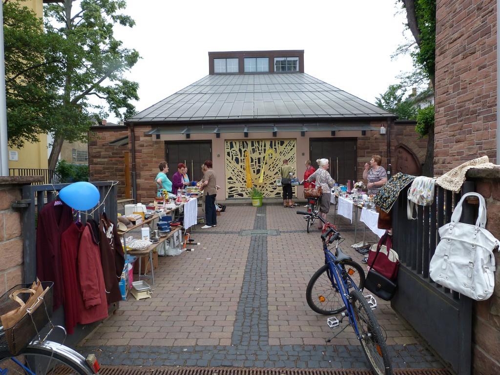 Flohmarkt der "Worzel" vor St. Johannes Apostel in der Königsteiner Straße 96, Frankfurt am Main Unterliederbach.