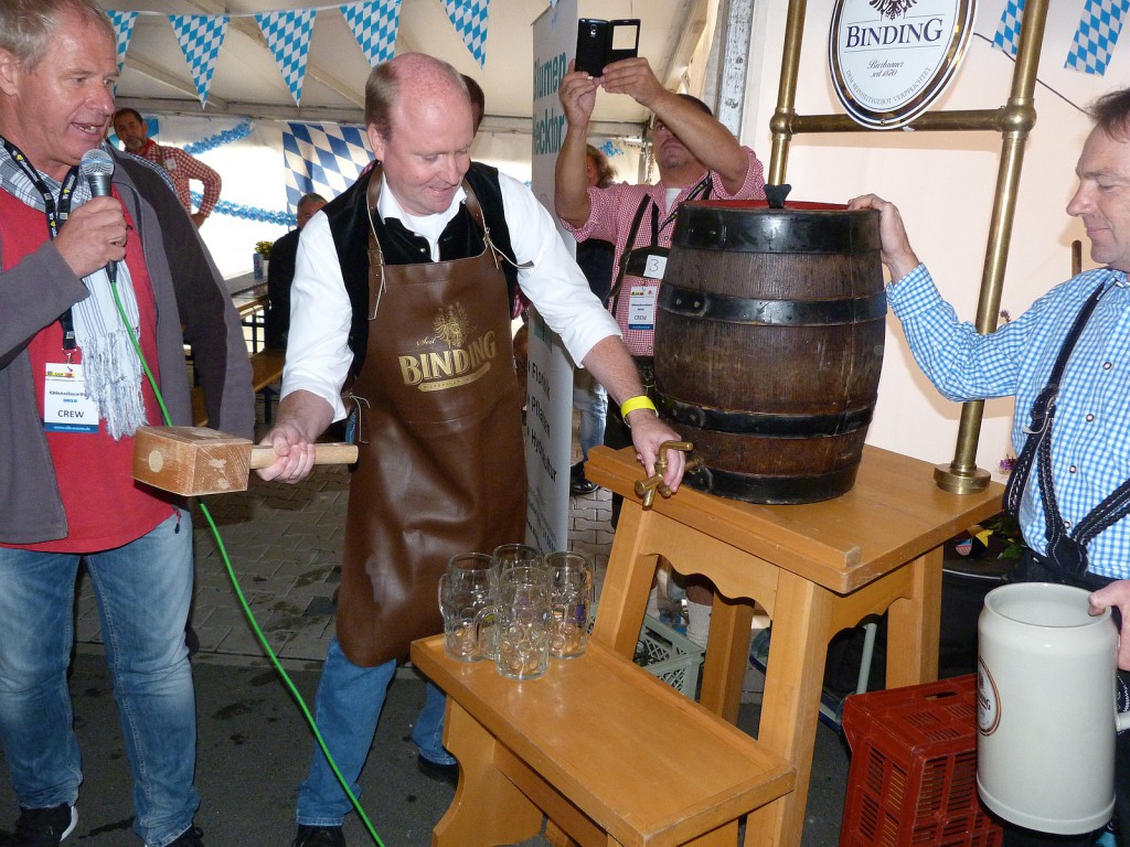 Schirmherr Uwe Becker beim Fassanstich während des 2. Unterliederbacher Oktoberfests