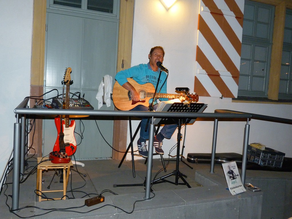 Jürgen Kronenburg vor dem Schlosscafé in Frankfurt am Main Höchst