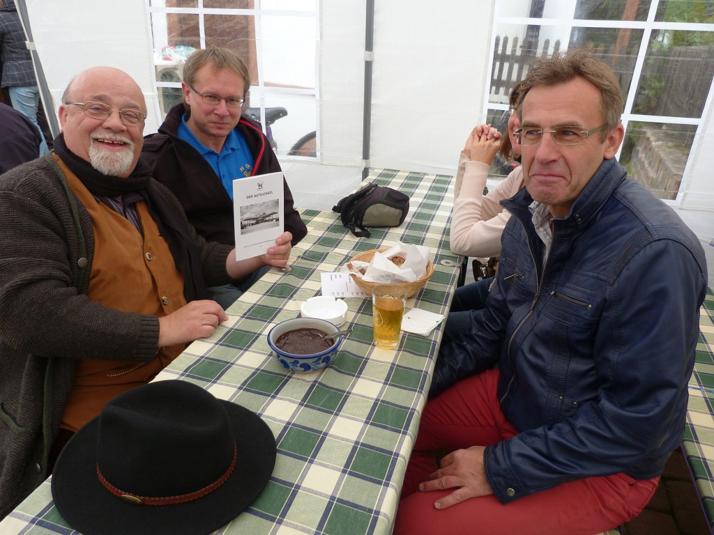 Autor Heinz Alexander, rechts neben ihm vom Heimat- und Geschichtsverein Unterliederbach und Huber Schmitt, 1. Vorsitzender des Vereinsring Unterliederbach