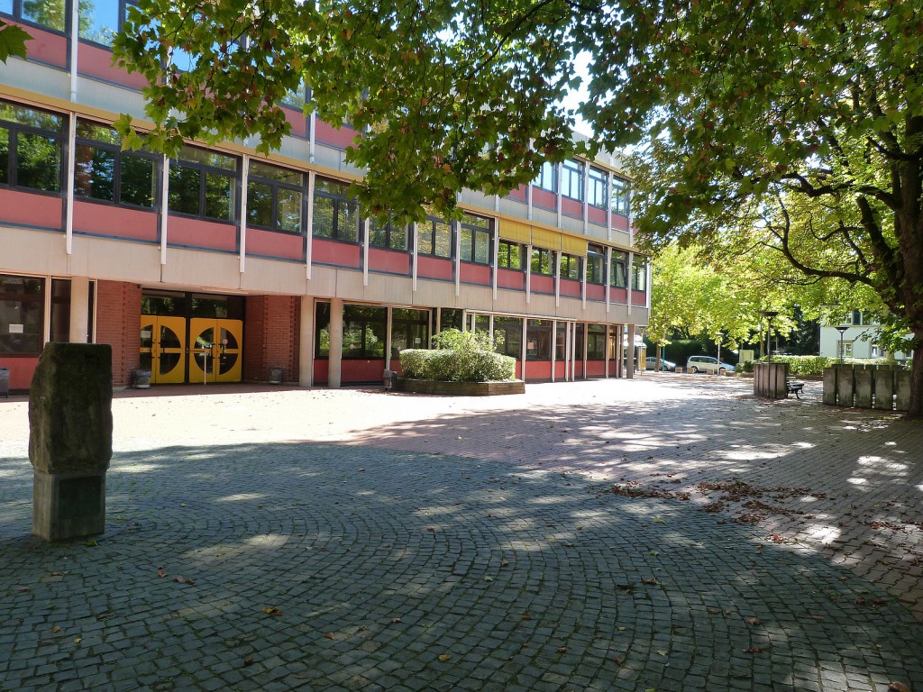 Schulhof der Ludwig-Erhard-Schule in Frankfurt am Main Unterliederbach