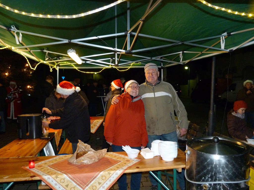 Aufstellen des Weihnachtsbaumes in Frankfurt am Main Unterliederbach