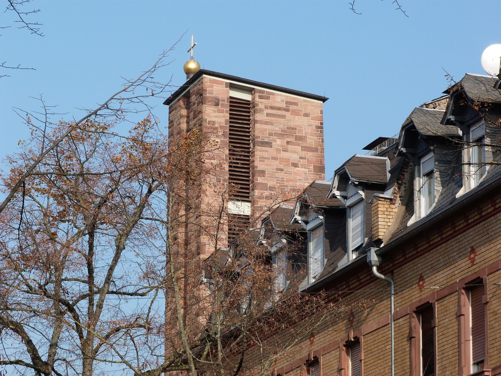 Frankfurt am Main Unterliederbach, Dachgauben und Kirchturm