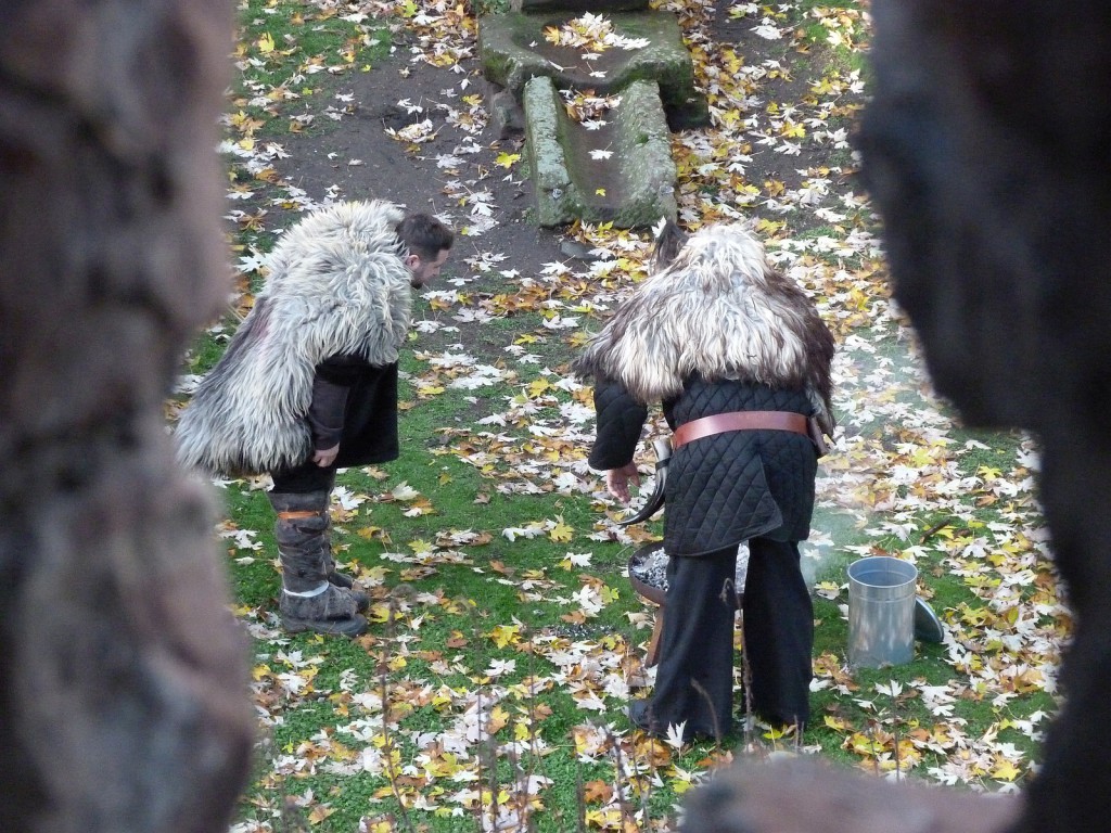 Gefährlich aussehende Gestalten in einem Burggraben