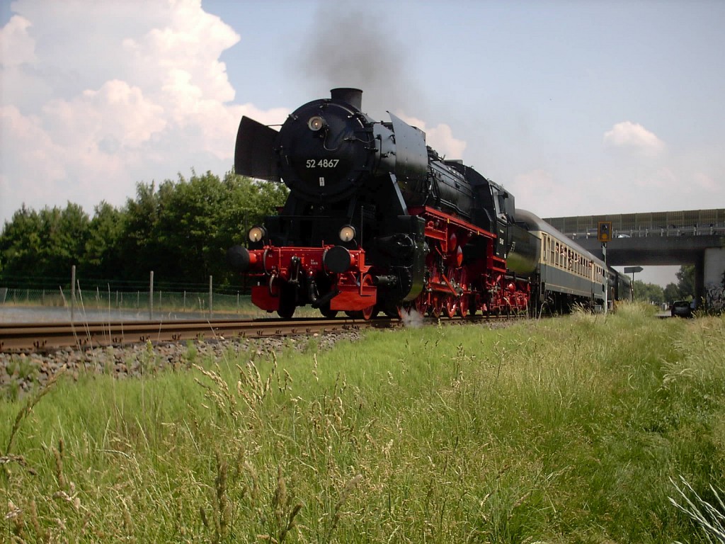 52 4867 der Historischen Eisenbahn Frankfurt in der Gemarkung Unterliederbach (08.06.2003)