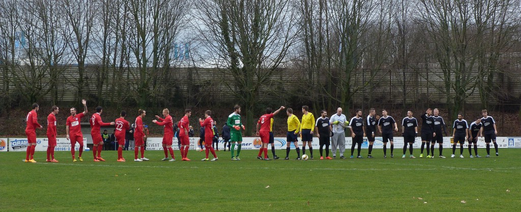 Die Mannschaften vor dem Spiel - der 1. FC Eschborn in den roten Trikots, der VfB Unterliederbach in den schwarzen.