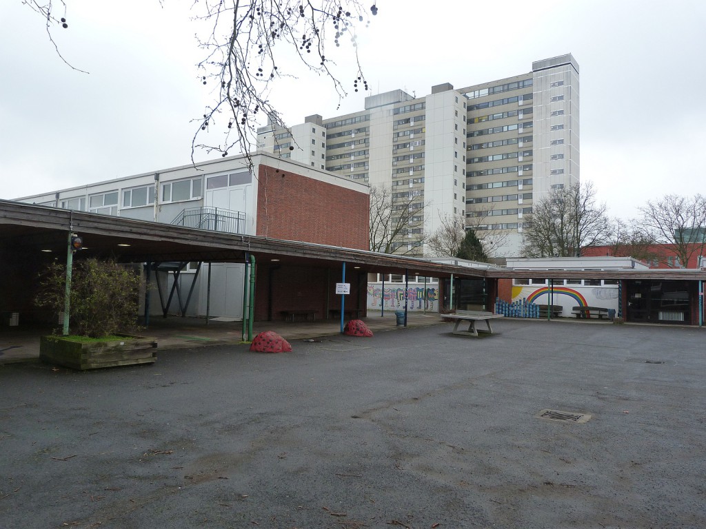Karl-Oppermann-Schule in Frankfurt am Main Unterliederbach, im Hintergrund das Klinikum Frankfurt am Main Höchst