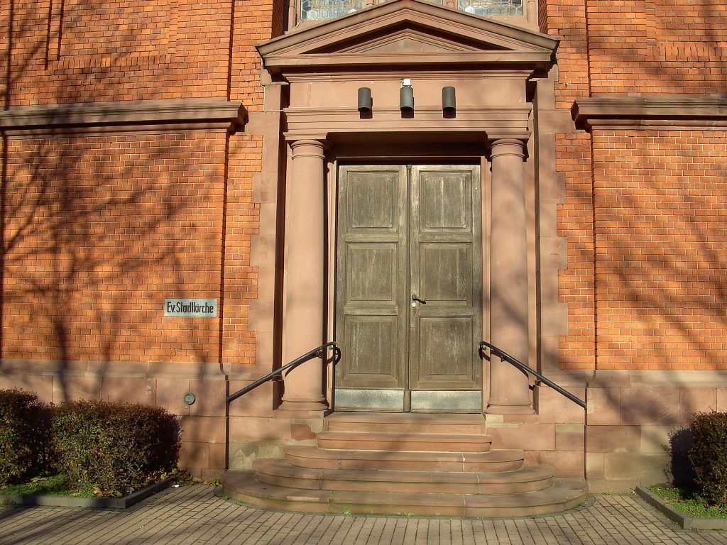 Portal der Evangelischen Stadtkirche Höchst