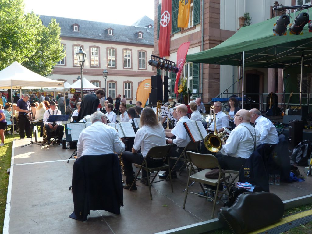 Höchster Blasorchester / Musikverein Unterliederbach spielt auch 2016 zur Schlossfesteröffnung